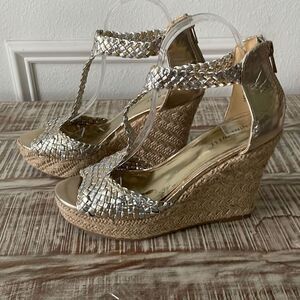 Nine West wedged Gold heel ￼